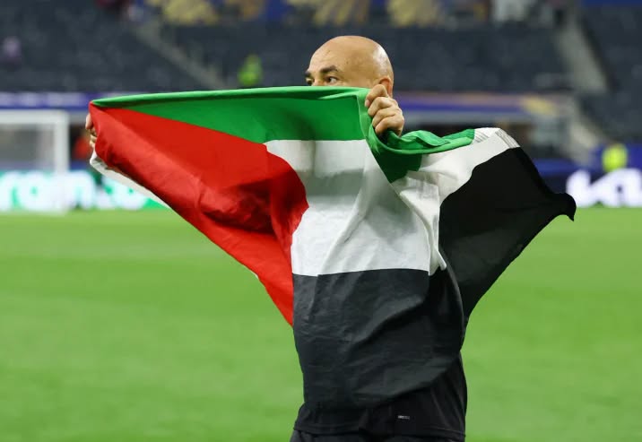 حسام حسن يثير تفاعلًا واسعًا برفع العلم الفلسطيني