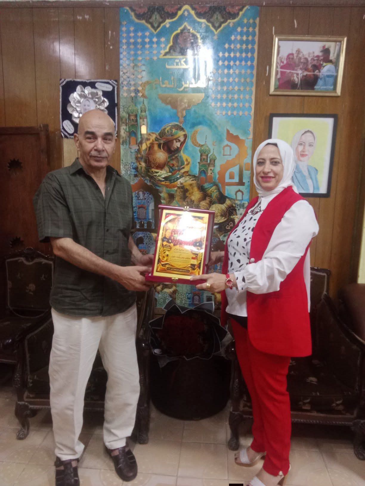 «حلوان التعليمية» تكرم الشقيق الأكبر لحسام وإبراهيم حسن