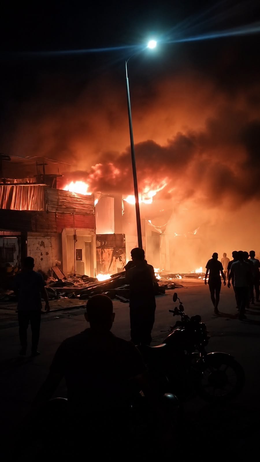 حريق مصنع ليالي الشام في دمياط الجديدة