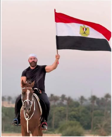 منع بلوجر من رفع علم مصر في سقارة الأثرية
