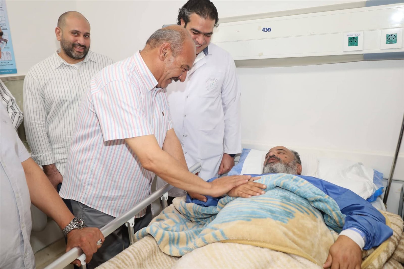 وقع وهو بيجهز المدرسة.. محافظ السويس يطمئن على المعلم المصاب بالمجمع الطبي