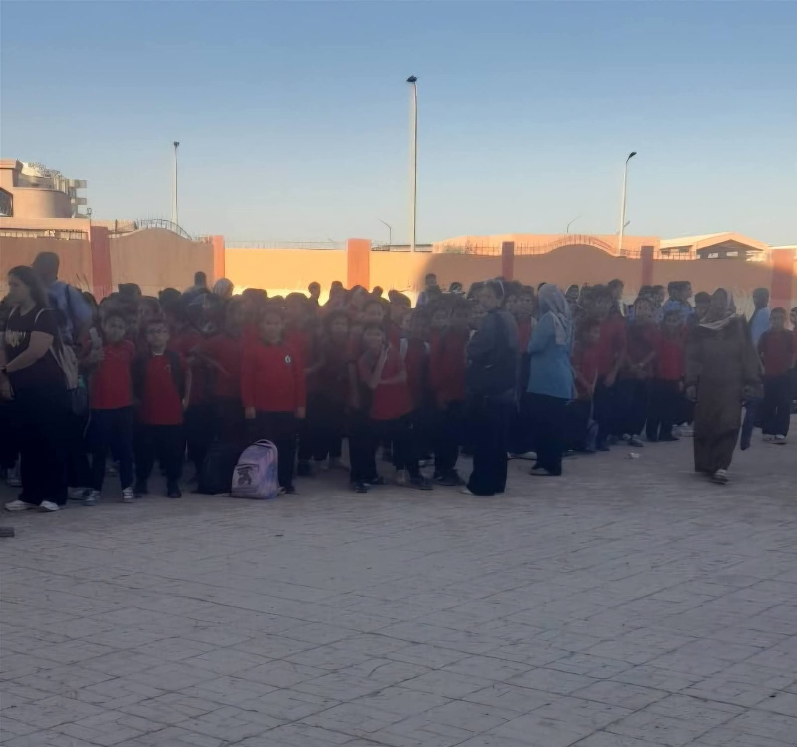انتظام الدراسة بمدرسة الميناء بالبحر الأحمر بعد السيطرة على آثار ماس كهربائي