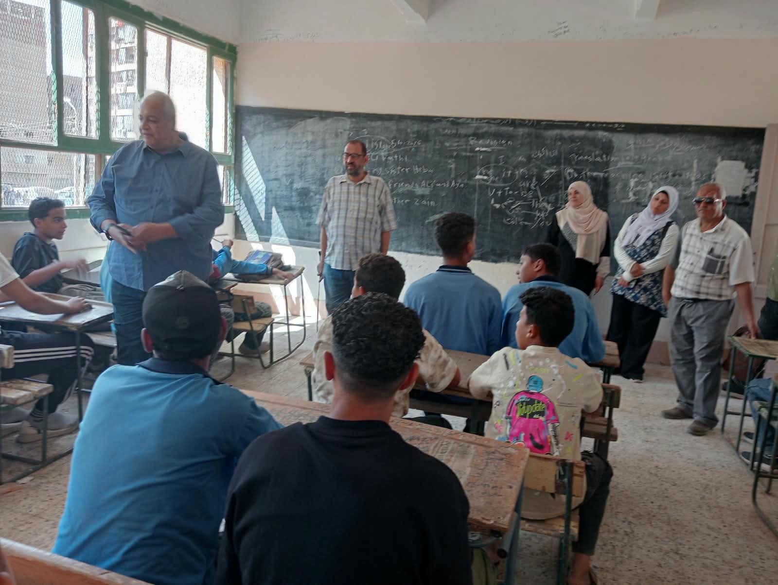 زيارة مفاجئة تنتهي بتغيير إدارة «قليوب التجارية بنين» ما القصة