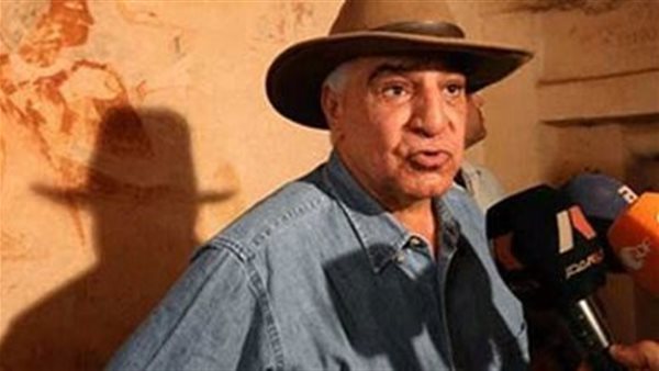 زاهي حواس - عالم