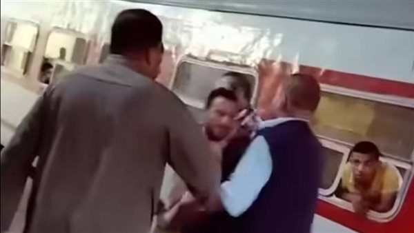  فيديو لكمسري يعتدي