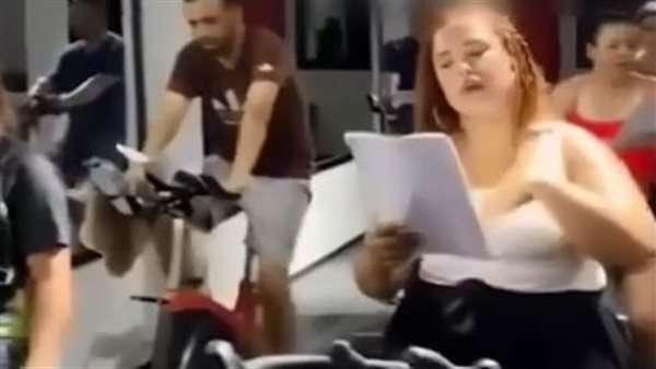 فيديو أشخاص يرددون