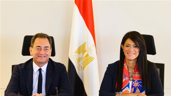 وزيرة التخطيط والسفير