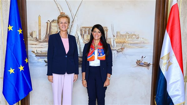 وزيرة التخطيط وسفيرة