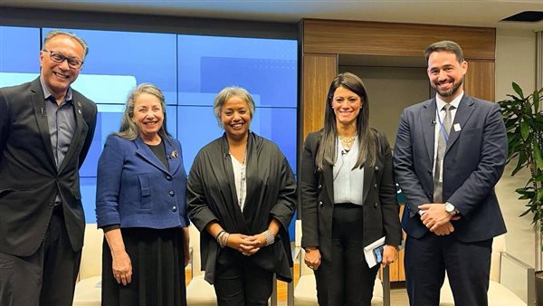 وزيرة التخطيط تشارك