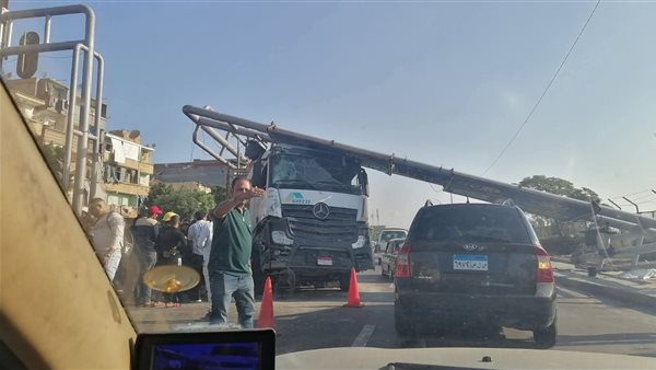 شاحنة تطيح بإشارة