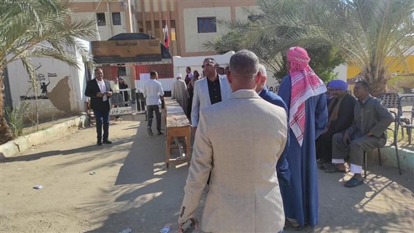 من أمام إحدى اللجان