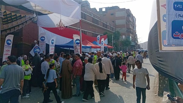 من أمام إحدى اللجان