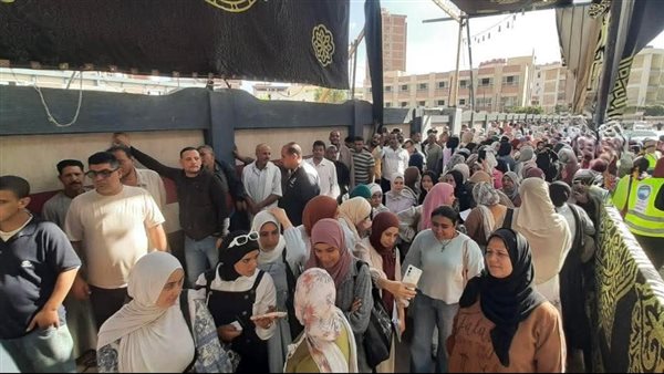 من أمام إحدى اللجان