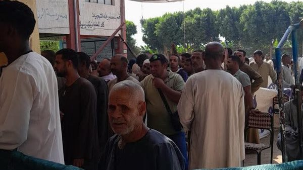 من أمام إحدى اللجان