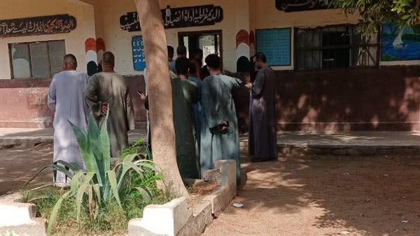 من أمام إحدى اللجان