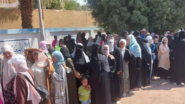 من أمام إحدى اللجان