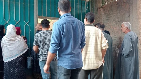 من أمام اللجنة 