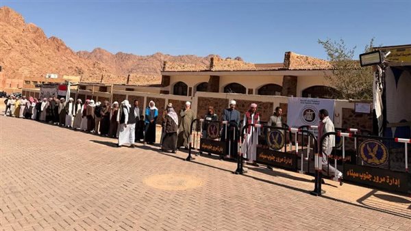 من أمام اللجنة 