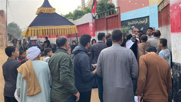 من أمام اللجنة 