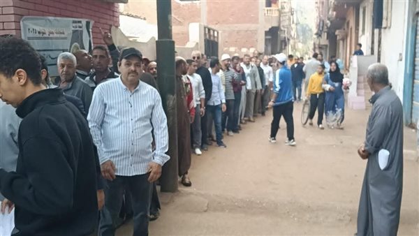 طوابير أمام اللجنة