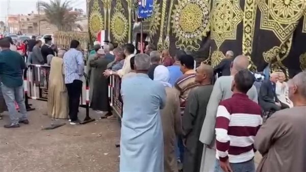 من أمام اللجنة 