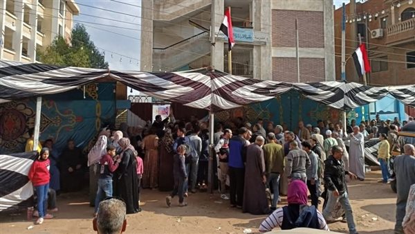 من أمام اللجنة 