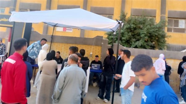 من أمام اللجنة 