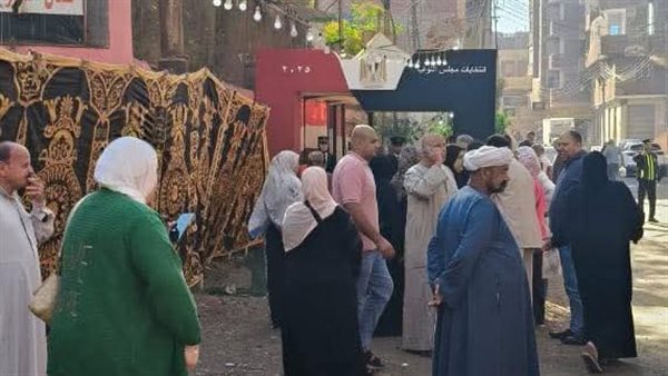 من أمام اللجنة 