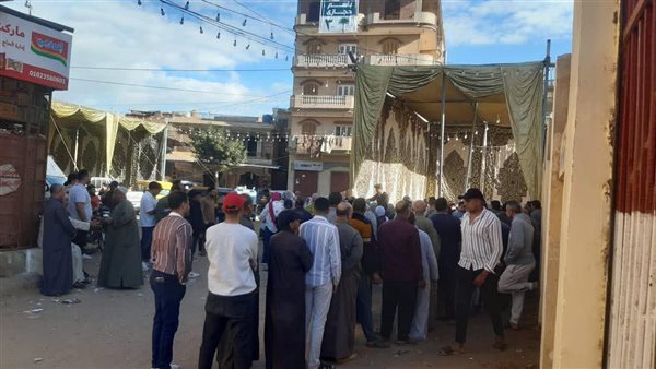 من أمام اللجنة 