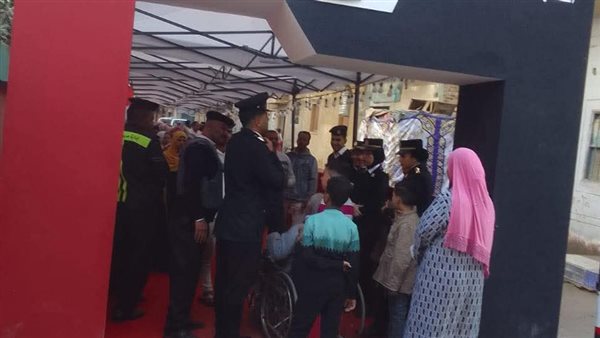 من أمام اللجنة 