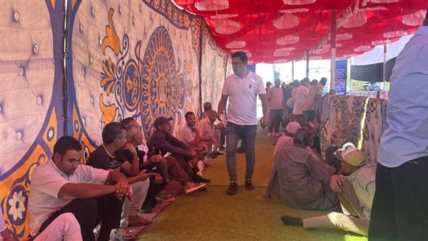 من أمام اللجنة 