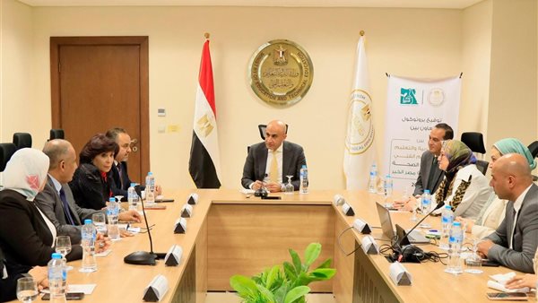 جانب من توقيع البروتوكول