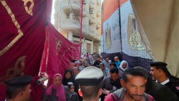 من أمام إحدى اللجان