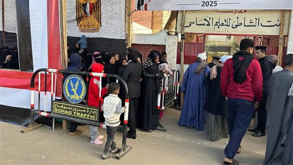 من أمام إحدى اللجان