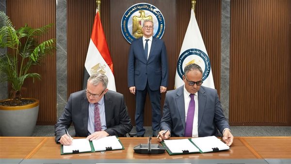 جانب من التوقيع