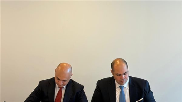 جانب من التوقيع