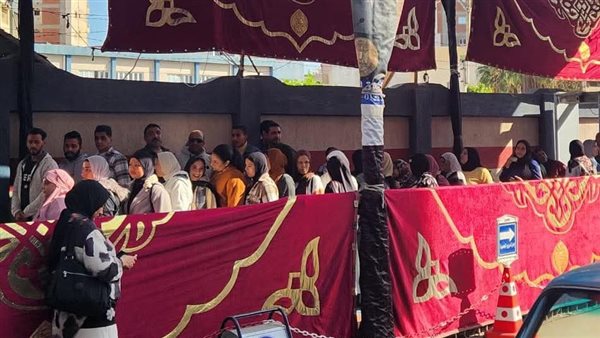 من أمام اللجنة 