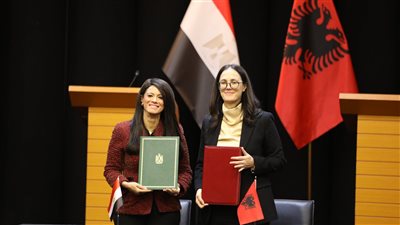 وزيرة التخطيط ونظيرتها الألبانية     
