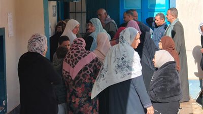 من أمام اللجنة     