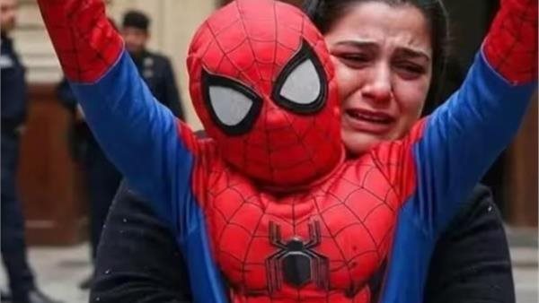 الطفل ياسين ووالدته