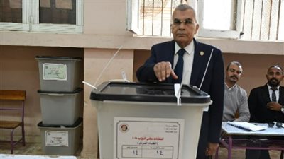 رئيس مجلس الشيوخ يدلي بصوته     