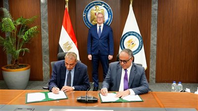 جانب من التوقيع    