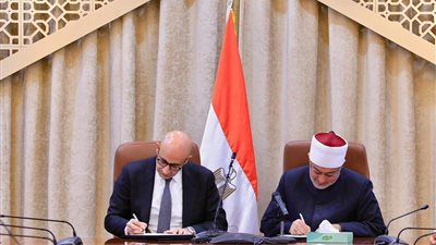 جانب من التوقيع    