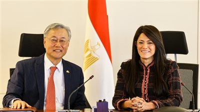 وزيرة التخطيط والسفير الكوري     