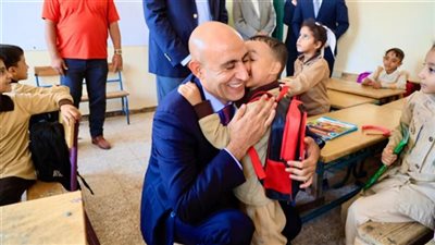 طلاب المدارس مع وزير التعليم     