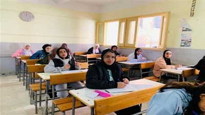 طلاب الصف الأول الثانوي    