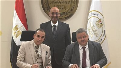 جانب من التوقيع    