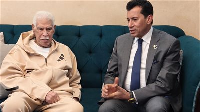 وزير الرياضة وحسن شحاتة     