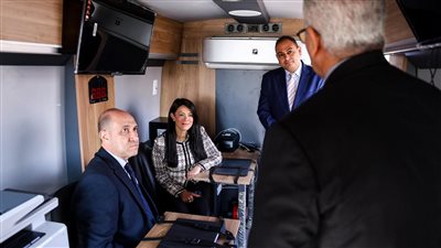 تسليم مراكز تكنولوجية متنقلة     