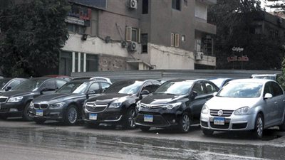 معرض السيارات في الشارع    